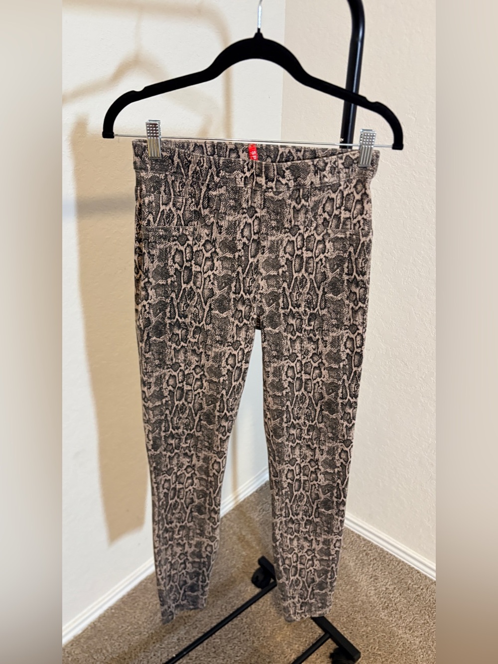SPANX Snake-Print Jeanish ( like jeans) leggings Pant With Two back Pockets